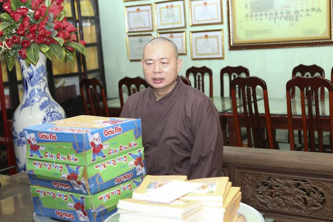 Dong Cao Pagoda offering to the rain retreat schools